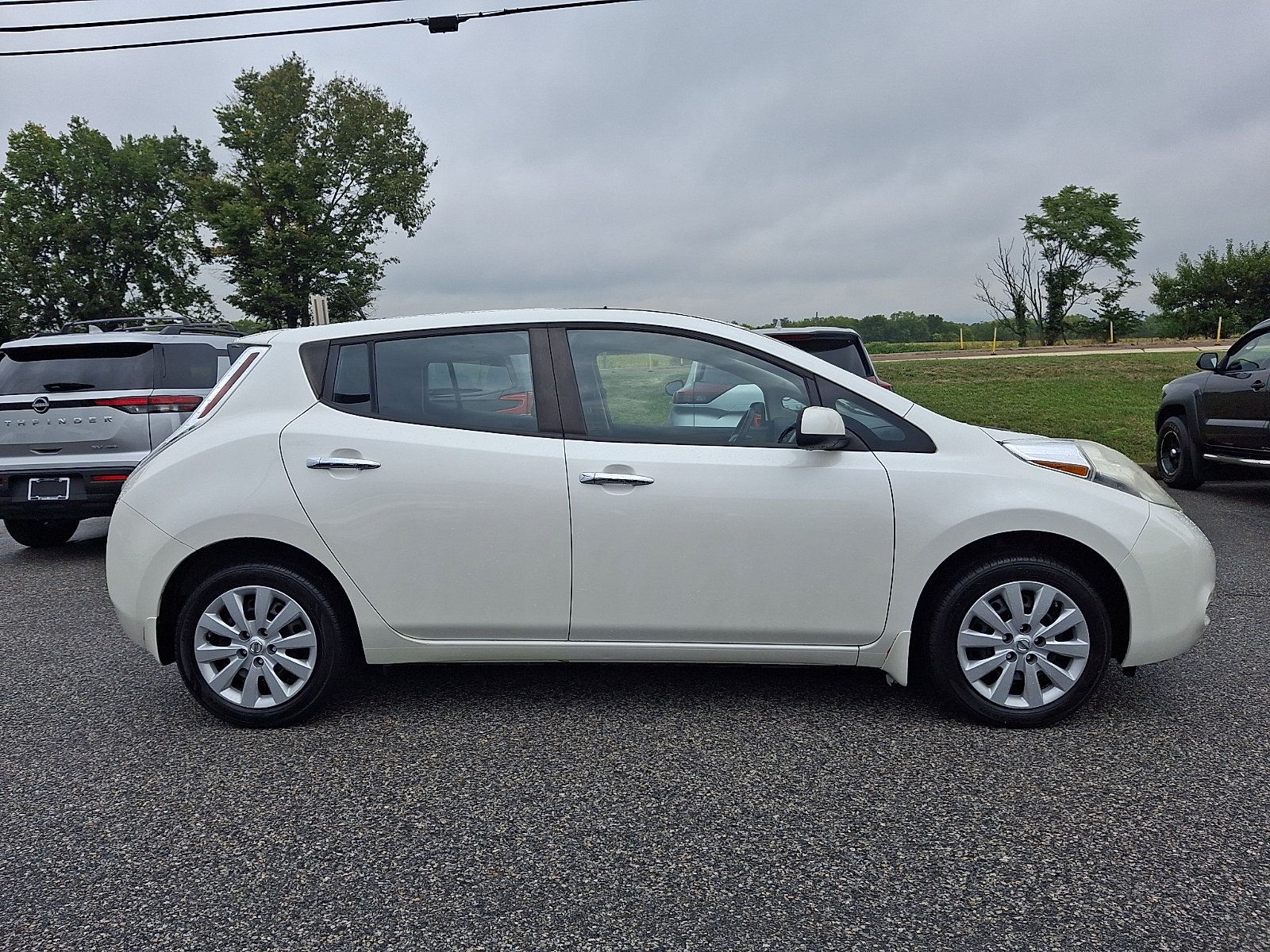 Used 2015 Nissan Leaf S FWD image 7