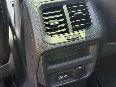 Used 2023 Volkswagen Tiguan SE w/ Panoramic Sunroof Package FWD image 18