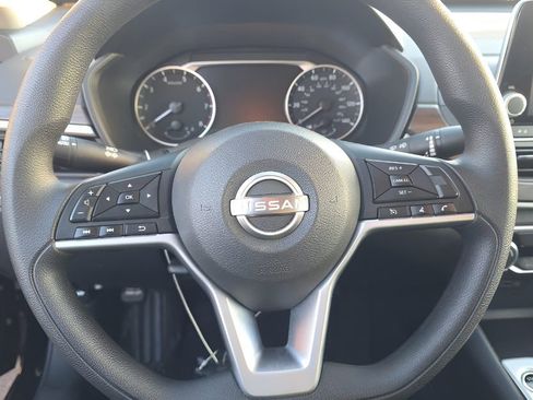 Used 2025 Nissan Altima 2.5 SV FWD image 8