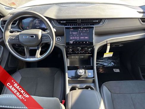 New 2025 Jeep Grand Cherokee Altitude image 2