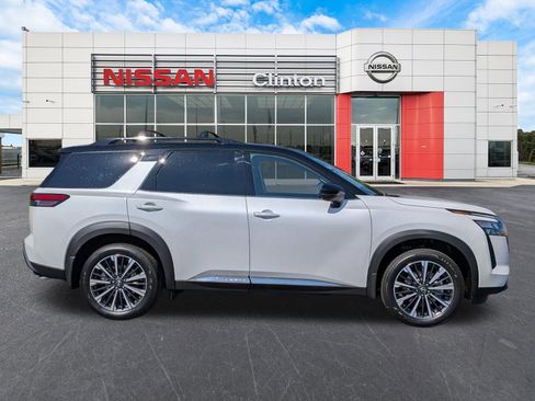 New 2026 Nissan Pathfinder Platinum image 2