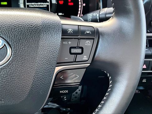 Used 2025 Toyota Camry SE image 18