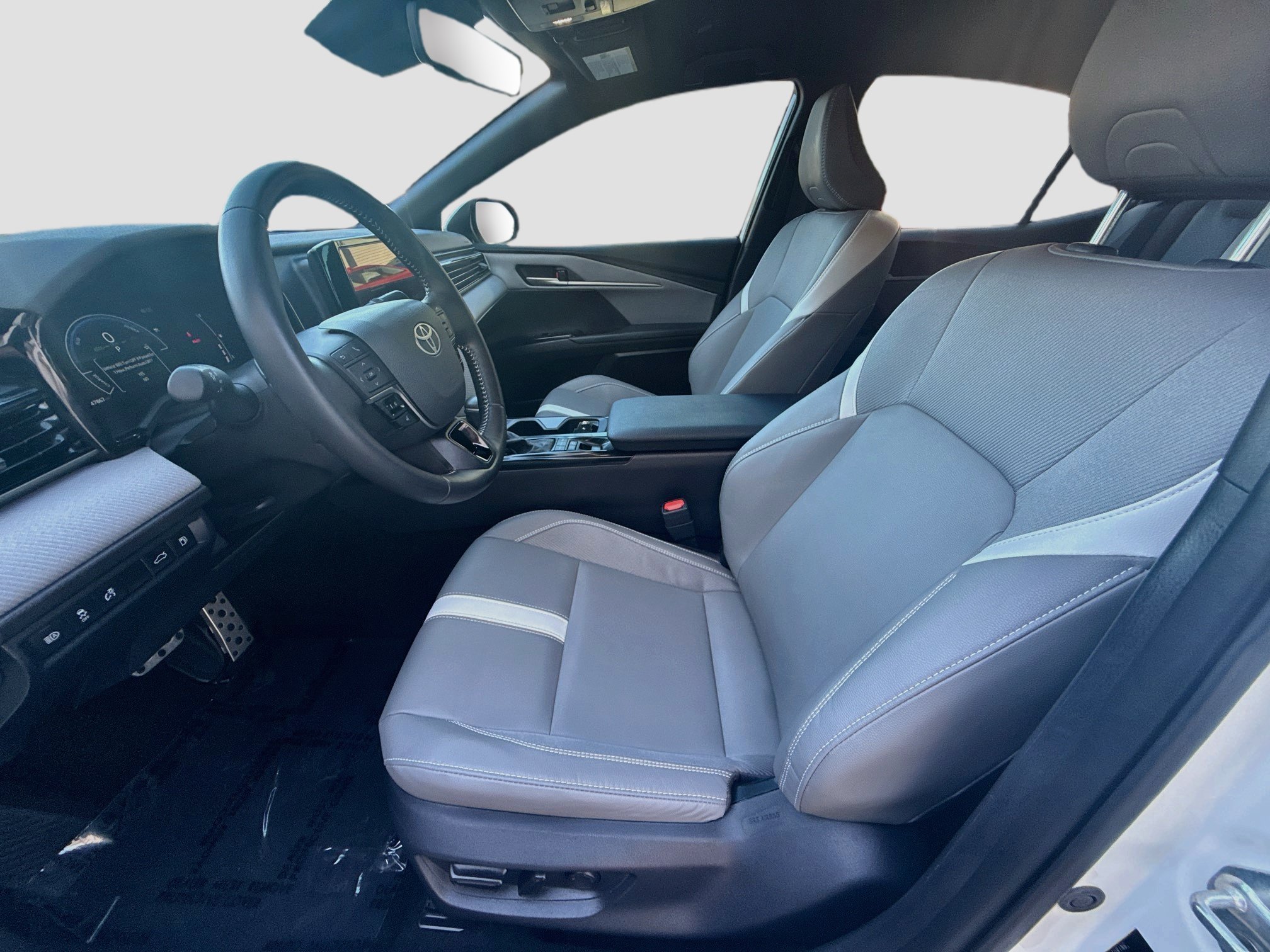 Used 2025 Toyota Camry SE w/ Convenience Package FWD image 18