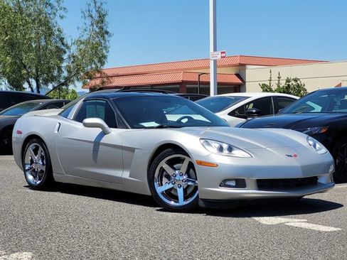 Used 2005 Chevrolet Corvette Coupe w/ Preferred Equipment Group RWD image 2