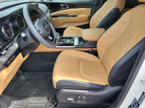 Used 2024 Kia Carnival EX FWD image 5