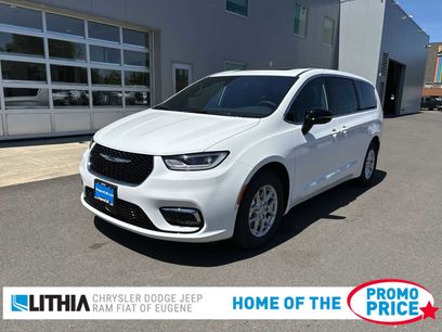 New 2025 Chrysler Pacifica Select