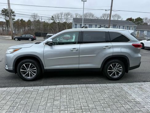 Used 2019 Toyota Highlander XLE AWD/4WD image 5