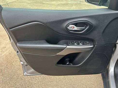 Used 2019 Jeep Cherokee Latitude w/ Popular Appearance Group image 9