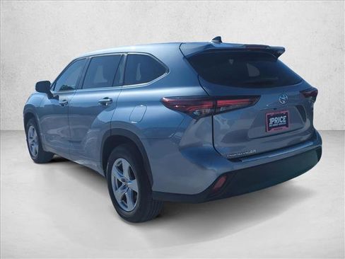 Used 2024 Toyota Highlander LE image 6