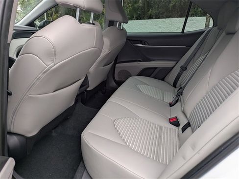 Used 2023 Toyota Camry SE image 5