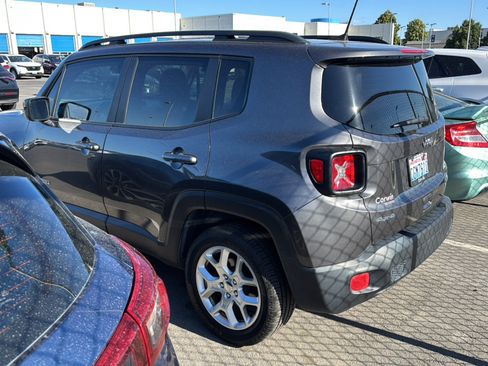Used 2018 Jeep Renegade Latitude AWD/4WD image 3