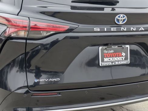 Used 2025 Toyota Sienna Platinum image 9