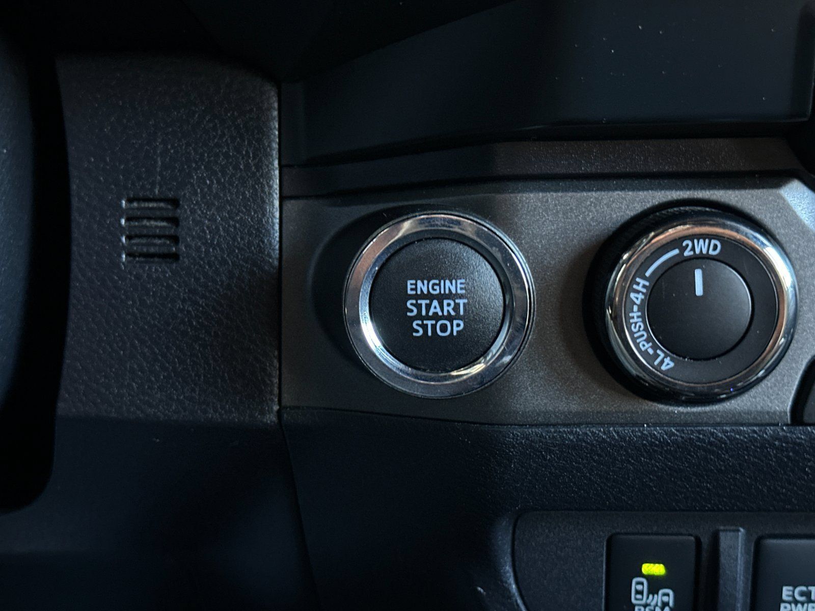 Used 2022 Toyota Tacoma TRD Sport w/ Technology Package AWD/4WD image 19
