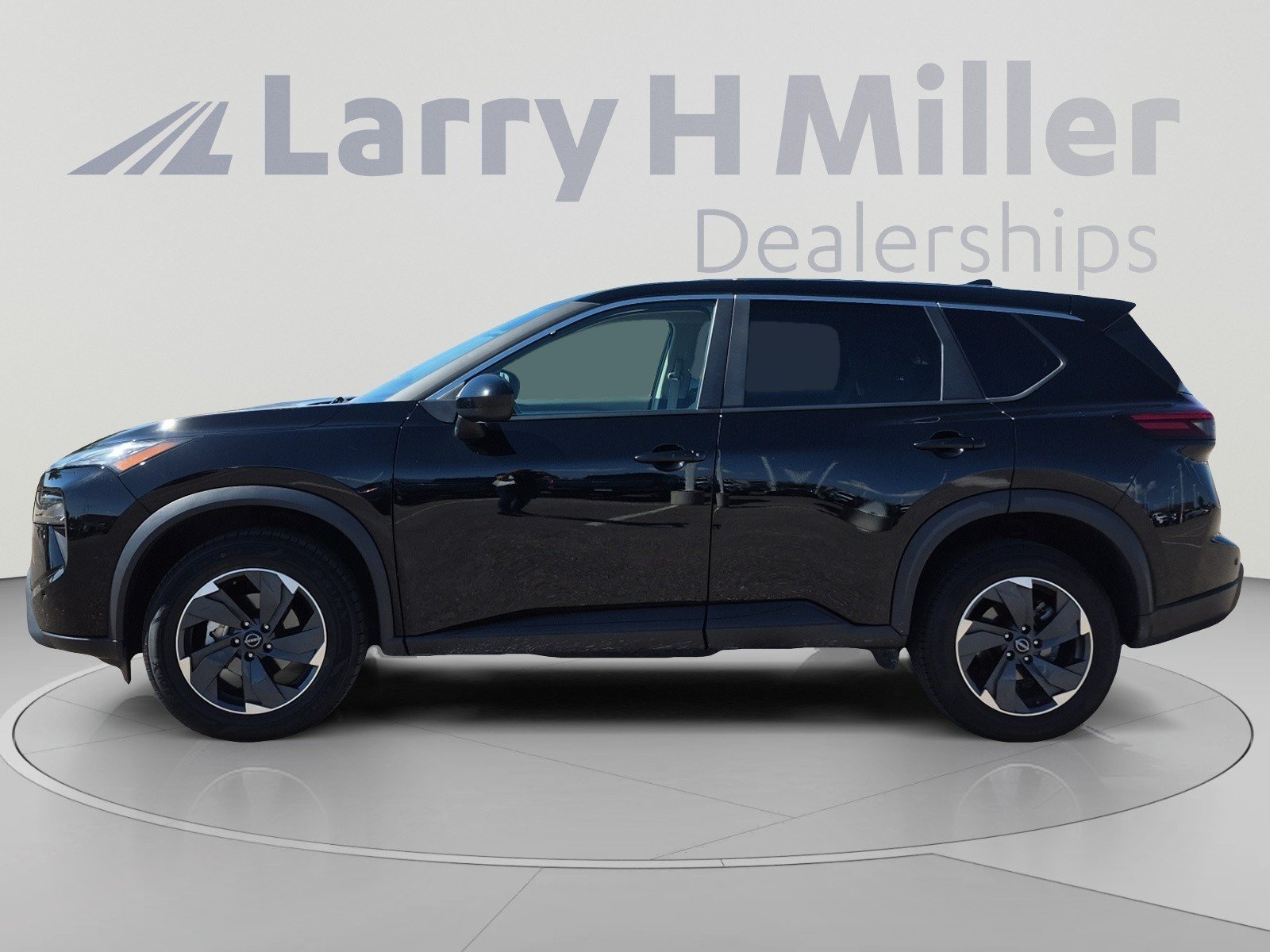 Used 2025 Nissan Rogue SV AWD/4WD image 2