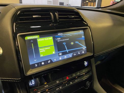 Used 2019 Jaguar F-PACE S image 19