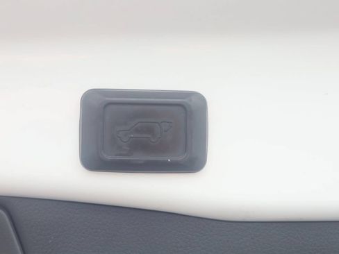 Certified 2020 Toyota RAV4 XLE w/ Convenience Package AWD/4WD image 24