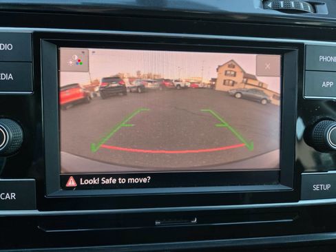 Used 2018 Volkswagen Golf S image 20