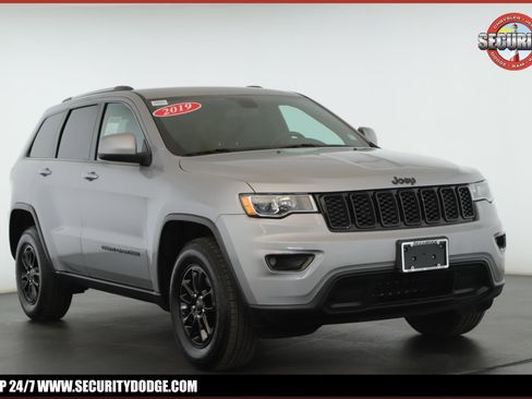 Used 2019 Jeep Grand Cherokee Laredo image 1