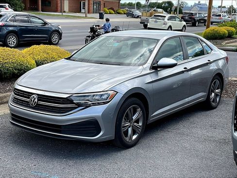 Used 2024 Volkswagen Jetta SE FWD image 2
