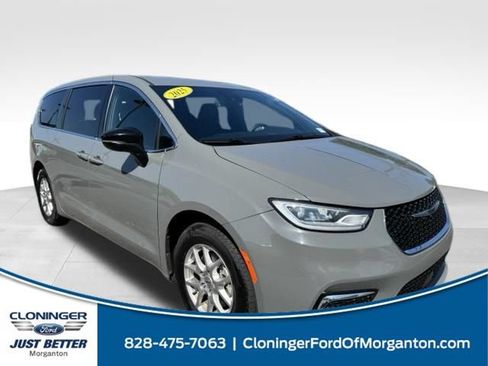 Used 2025 Chrysler Pacifica Select FWD image 1