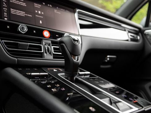 Certified 2026 Porsche Macan AWD/4WD image 26