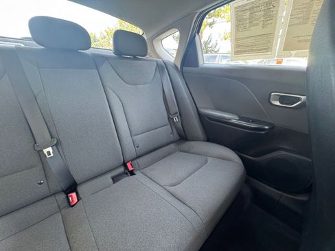 Used 2025 Kia K4 LXS image 37