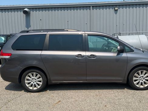 Used 2012 Toyota Sienna XLE AWD/4WD image 4