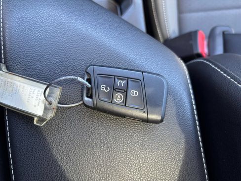 Used 2025 Volkswagen Jetta SE FWD image 21