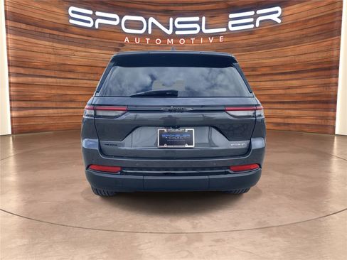 Used 2022 Jeep Grand Cherokee Altitude AWD/4WD image 6