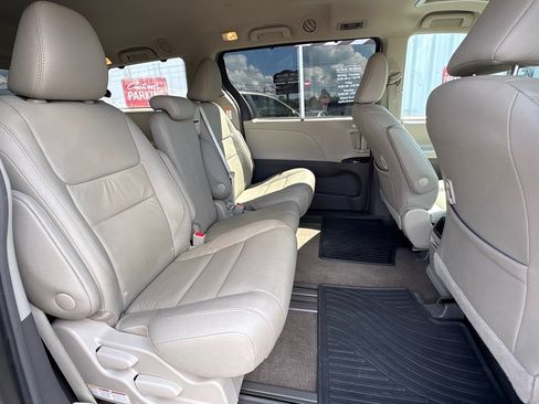 Used 2017 Toyota Sienna XLE w/ XLE Navigation Package FWD image 16