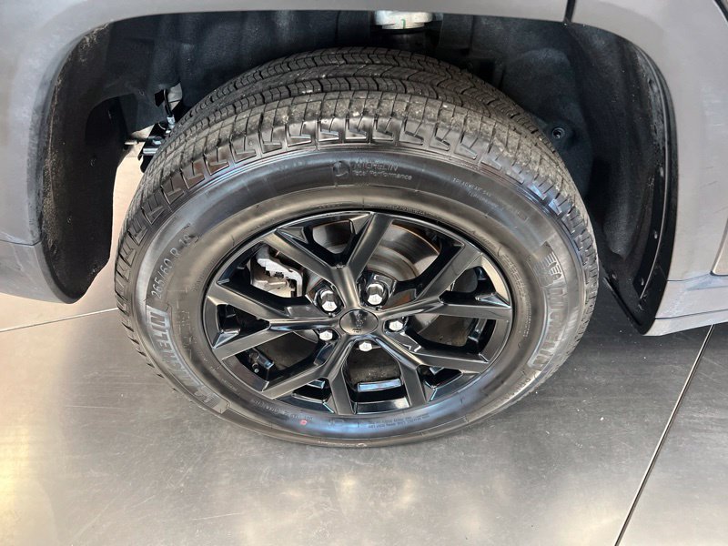 Used 2025 Jeep Grand Cherokee Altitude AWD/4WD image 10