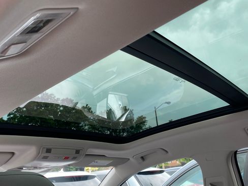 Used 2023 Volkswagen Taos SE w/ Panoramic Sunroof Package FWD image 18