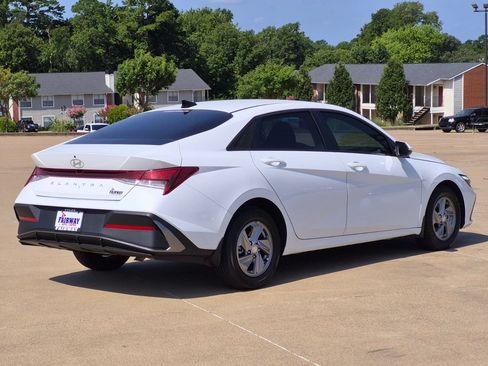Used 2025 Hyundai Elantra SE FWD image 5