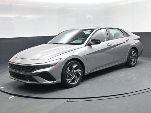 Certified 2025 Hyundai Elantra Sport image 1