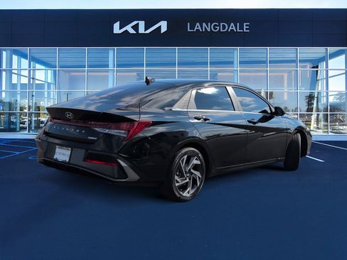 Used 2025 Hyundai Elantra Limited image 4