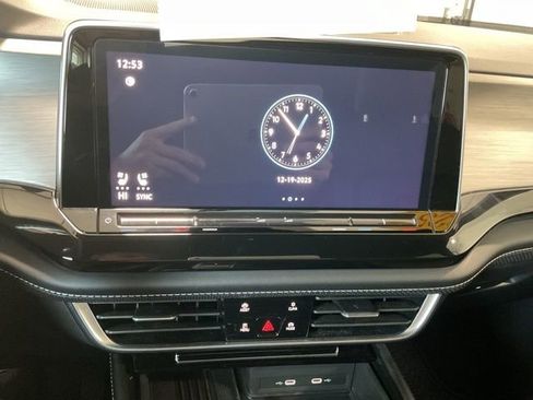 Used 2025 Volkswagen Atlas Cross Sport SE image 16