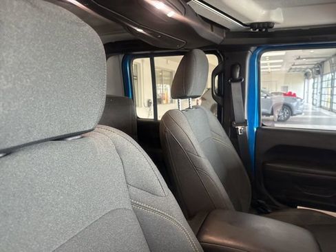 Used 2025 Jeep Gladiator Sport AWD/4WD image 9