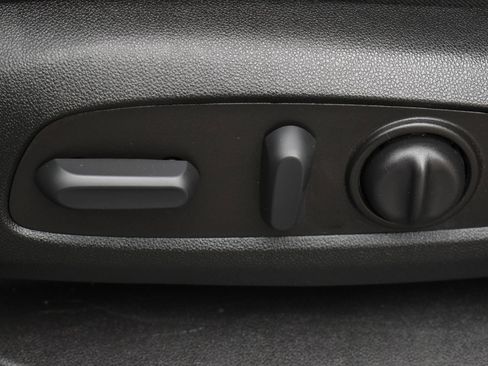 Used 2023 Chevrolet Traverse LT FWD image 14