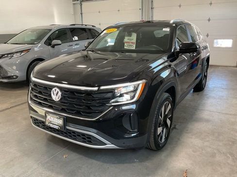 Used 2025 Volkswagen Atlas Cross Sport SE image 3
