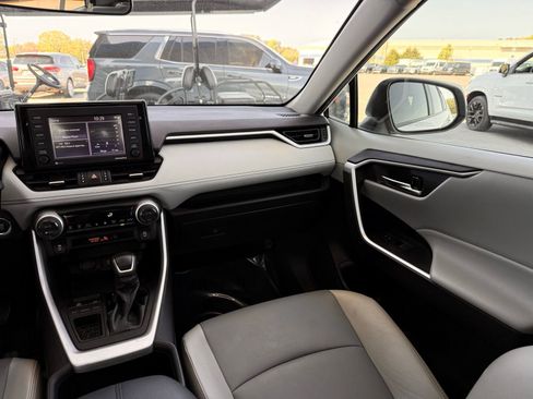Used 2022 Toyota RAV4 XLE Premium image 27