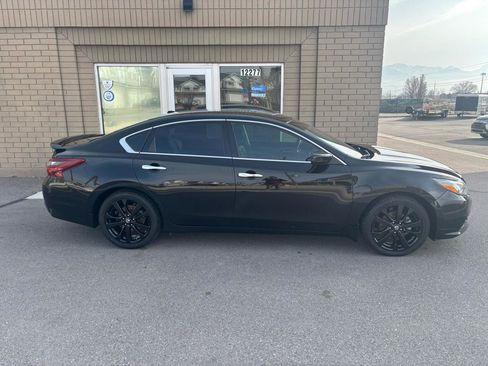 Used 2018 Nissan Altima 2.5 SR w/ SR Midnight Edition image 2