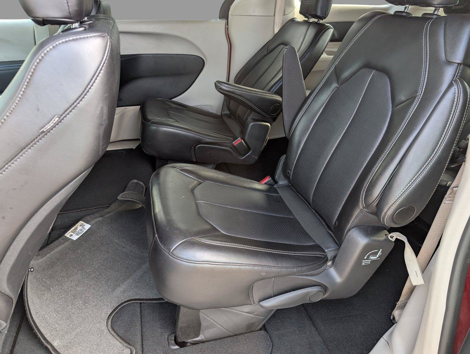 Used 2024 Chrysler Pacifica Touring-L FWD image 32