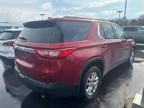 Used 2021 Chevrolet Traverse LT image 2