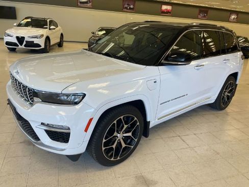 Used 2023 Jeep Grand Cherokee Summit AWD/4WD image 3