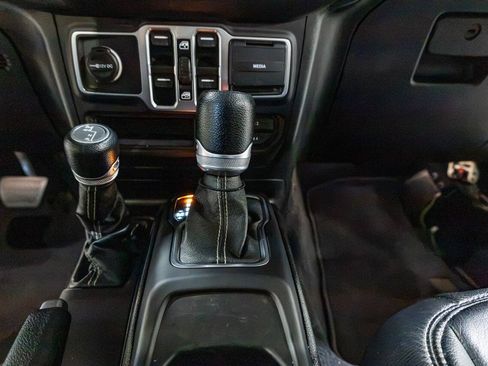 Used 2019 Jeep Wrangler Unlimited Sahara AWD/4WD image 14