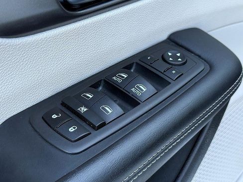 Used 2024 Chrysler Pacifica Touring-L image 12