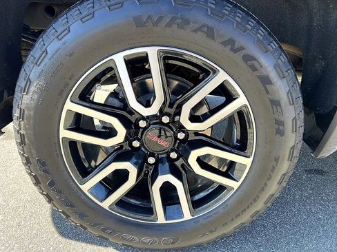 Used 2022 GMC Sierra 1500 AT4 w/ AT4 Premium Package image 11