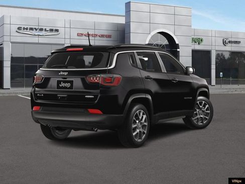 Used 2024 Jeep Compass Latitude w/ Sun and Sound Group AWD/4WD image 7