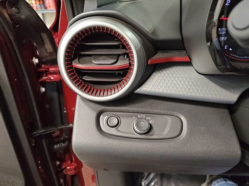 Used 2024 Chevrolet Trax RS w/ Driver Confidence Package image 31