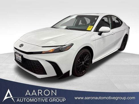 Used 2025 Toyota Camry SE w/ Convenience Package image 1